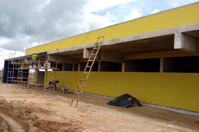 Iniciado na primeira gestão do governador Simão Jatene, o projeto de ampliação e interiorização da rede hospitalar do estado vem mudando a realidade da saúde pública no Pará. Além disso, desde 2011 o governo do Pará também investe na descentralização e no fortalecimento dos serviços de saúde no interior, implantando o Projeto de Requalificação dos Hospitais Municipais, que está viabilizando obras de construção, reforma e ampliação de hospitais de pequeno porte, como é o caso do novo Hospital de Castelo dos Sonhos (foto), distrito de Altamira, na região do Xingu, sudoeste do estado.
FOTO: ASCOM SEDOP
DATA: 30.03.2018
ALTAMIRA - PARÁ <div class='credito_fotos'>Foto: Ascom Sedop | <a href='/midias/2018/originais/1c230e61-63b7-424f-9774-125ed76f757c.jpg' download><i class='fa-solid fa-download'></i> Download</a></div>
