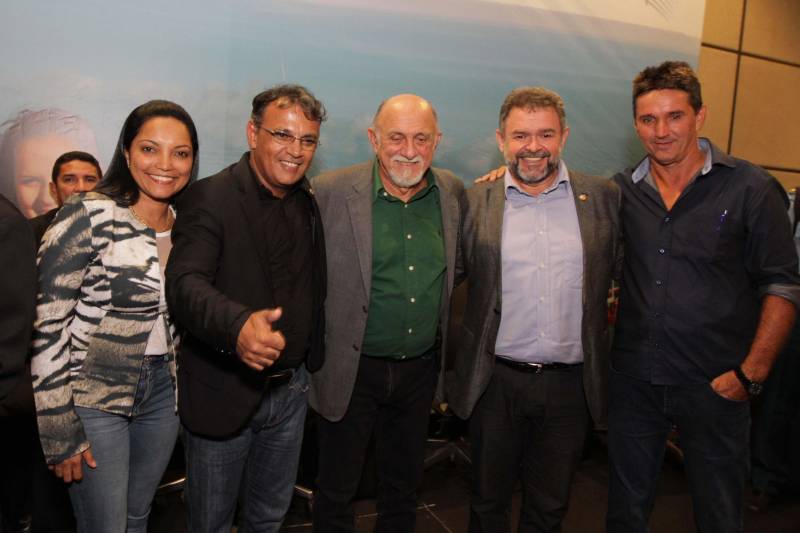 O primeiro dia do Fórum Permanente de Prefeitas e Prefeitos dos Municípios Sustentáveis contou com a participação de 85 prefeitos , 17 vices e 21 secretários municipais dos 141 municípios manifestaram interesse em adotar as diretrizes do programa. Para o governador Simão Jatene, esta grande participação simboliza a união de agentes públicos que colocaram os interesses coletivos acima dos interesses individuais para construir um estado melhor para todos. Com o tema “Gestão Compartilhada”, o evento traz as experiências e os desdobramentos das agendas governamentais que foram planejadas em parceria com as gestões municipais. Através da Secretaria Extraordinária de Municípios Sustentáveis (Semsu) Governo do Pará, por meio da Semsu, investe na capacitação dos municípios para a promoção de uma gestão fiscal eficiente. Para Izabela Jatene, este primeiro dia serviu para sinalizar o quanto os gestores estão preocupados com o equilíbrio da questão fiscal dos municípios e em desenvolver uma governança compartilhada para desenvolver seus municípios.
FOTO: CRISTINO MARTINS / AG. PARÁ
DATA: 07.02.2018
BELÉM - PARÁ <div class='credito_fotos'>Foto: Cristino Martins/Ag. Pará | <a href='/midias/2018/originais/1c2b196e-3184-4010-a2aa-92a9ca46e259.jpg' download><i class='fa-solid fa-download'></i> Download</a></div>