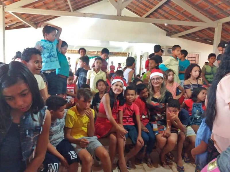 O Grupo de Trabalho de Humanização (GTH) do Hospital Geral de Tailândia (HGT) encerrou mais uma edição da campanha “Doe brinquedo e faça uma criança feliz”, com distribuição de brinquedos novos para crianças internadas e em atendimento no hospital, antecipando o Natal dessas famílias também com entrega de cestas natalinas. Os donativos foram arrecadados entre os colaboradores e comerciantes da cidade. As ações de Natal foram realizadas ao longo do mês de dezembro. Entre elas, a colaboração ao Projeto ‘Padrinho Solidário’, que atende cartas com pedidos de presentes de Natal feito por 70 alunos (foto) da Escola José Alfredo de Souza, localizada no bairro de Fátima. Houve ainda apresentação de peça teatral e muitas brincadeiras.

FOTO: ASCOM / HGT TAILÂNDIA
DATA: 24.12.2018
TAILÂNDIA - PARÁ <div class='credito_fotos'>Foto: ASCOM HGT TAILÂNDIA   |   <a href='/midias/2018/originais/1c2d61ff-b999-4c50-aa29-331b430d7e04.jpg' download><i class='fa-solid fa-download'></i> Download</a></div>