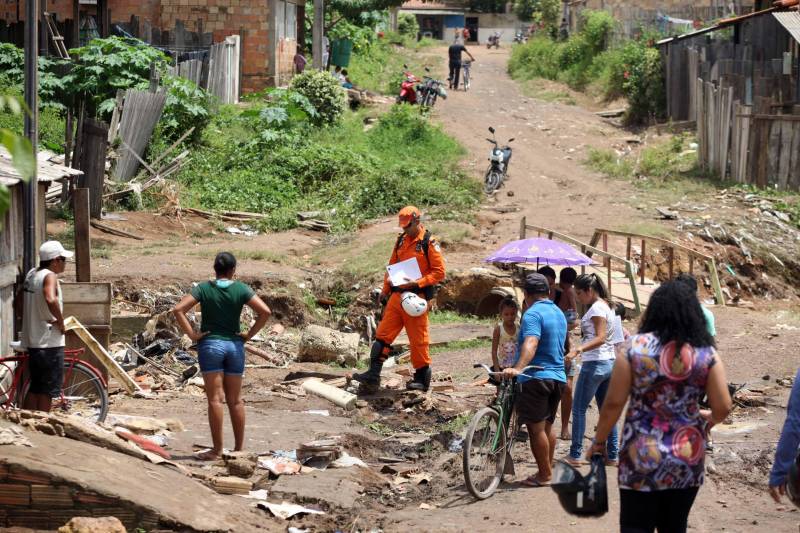Passados dois dias da enxurrada que destruiu casas e obrigou pessoas a saírem de seus locais de moradia em Paragominas, Governo do Estado e Prefeitura continuam os trabalhos para atender as famílias afetadas, reconstruir o que ficou destruído e restabelecer a situação de normalidade no município. Desde a manhã da última quinta-feira (12), equipes da Defesa Civil intensificam as ações nos bairros atingidos.
FOTO: SIDNEY OLIVEIRA / AG. PARÁ
DATA: 14.04.2018
PARAGOMINAS - PARÁ <div class='credito_fotos'>Foto: Sidney Oliveira/Ag. Pará | <a href='/midias/2018/originais/1c370706-6a2a-452d-ba32-652d23f11fd7.jpg' download><i class='fa-solid fa-download'></i> Download</a></div>