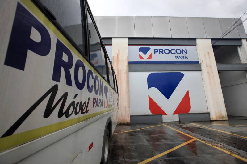 De acordo com Moyses Bendahan, diretor do Procon (foto), quando há relação de consumo, de qualquer tipo, a reclamação é de âmbito do Procon. “Aqui a ideia é resolver os problemas por meio de acordo entre consumidor e empresa. O Procon atua como o mediador do problema sempre tendo como base o Código de Defesa do Consumidor após o contato entre esses dois atores não ter tido resolução”, explicou.
FOTO: MÁCIO FERREIRA / AG. PARÁ
DATA: 15.03.2018
BELÉM - PARÁ <div class='credito_fotos'>Foto: MÁCIO FERREIRA/ AG. PARÁ | <a href='/midias/2018/originais/1c374184-6542-40d3-a449-9c561bdcaa15.jpg' download><i class='fa-solid fa-download'></i> Download</a></div>