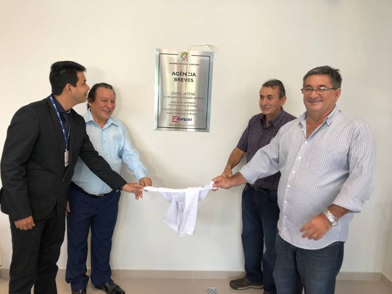 O Banco do Estado do Pará (Banpará) inaugurou na manhã desta segunda-feira (17), as novas instalações da agência de Breves (foto), município localizado no Arquipélago do Marajó. O Banco está presente na cidade desde 1976 e, hoje, disponibilizou aos seus clientes e usuários um novo espaço com mais conforto e tecnologia de ponta. As novas dependências da Agência atendem às exigências de acessibilidade, além de contar com mobiliário e equipamentos com requisitos de fácil acesso. Na cerimônia de inauguração estiveram presentes o diretor Jorge Antunes da Diretoria Comercial e Fomento, autoridades, funcionários e clientes. Jorge Antunes destacou durante o discurso de inauguração que em 2018 a prioridade do Banpará foi a de padronizar e/ou revitalizar as agências já existentes. “Este ano entregamos nove instalações completamente revitalizadas. Dentre as nossas prioridades, está a melhoria do acesso às nossas agências. Os novos espaços contribuem significativamente com a celeridade, comodidade e qualidade dos serviços disponibilizados aos clientes e usuários”, disse o diretor.

FOTO: ASCOM / BANPARÁ
DATA: 17.12.2018
BREVES - PARÁ <div class='credito_fotos'>Foto: Ascom Banpará   |   <a href='/midias/2018/originais/1c37ae39-21f0-4044-896c-48f07044154d.jpg' download><i class='fa-solid fa-download'></i> Download</a></div>