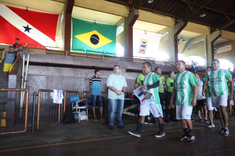 Mais de 300 policiais militares, de diversas localidades do Pará, participam neste sábado (3) e no domingo (4) da II Copa de Futsal da Casa Militar da Governadoria, em comemoração aos 101 anos de criação do órgão. Quarenta equipes participam do torneio, sendo 32 masculinas, quatro femininas, duas sub-16 e duas sub-13, as duas últimas formadas por alunos da escolinha de futsal da PM, que ensina a filhos de militares técnicas e regras da prática esportiva.
FOTO: RODOLFO OLIVEIRA / AG. PARÁ
DATA: 03.03.2018
BELÉM - PARÁ <div class='credito_fotos'>Foto: Rodolfo Oliveira/Ag. Pará | <a href='/midias/2018/originais/1c4e33fe-c52e-4141-a8f4-238a4fda12ed.jpg' download><i class='fa-solid fa-download'></i> Download</a></div>