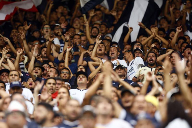 O Clube do Remo venceu o Paysandu por 2 a 1 na tarde deste domingo, partida realizada no Estádio Mangueirão, e largou na frente pelo título do Campeonato Paraense de 2018.
FOTO: THIAGO GOMES / AG. PARÁ
DATA: 01.04.2018
BELÉM - PARÁ <div class='credito_fotos'>Foto: Thiago Gomes /Ag. Pará | <a href='/midias/2018/originais/1c51633e-4cb7-41ed-9ad6-3fed9b6dc86f.jpg' download><i class='fa-solid fa-download'></i> Download</a></div>