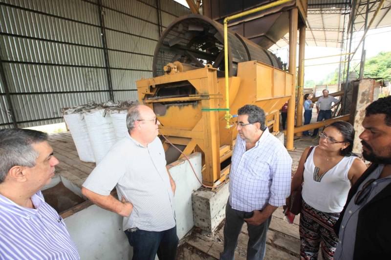 Mais de 300 produtores compareceram à arena Bira's, em Igarapé-Miri, no nordeste paraense, na manhã de quinta-feira (15), em busca de informações sobre crédito, qualificação profissional, regularização fundiária e cadeia produtiva. O público foi atendido pela "Caravana Pará 2030 - Igarapé-Miri", promovida pelo governo do Estado, que levou ao município os serviços de várias secretarias, bancos e instituições ligadas à produção e à intermediação de negócios.
FOTO: RODOLFO OLIVEIRA / AG. PARÁ
DATA: 16.03.2018
IGARAPÉ-MIRI - PARÁ <div class='credito_fotos'>Foto: Rodolfo Oliveira/Ag. Pará | <a href='/midias/2018/originais/1c530f51-63d3-4247-95b0-5d07b8bb6171.jpg' download><i class='fa-solid fa-download'></i> Download</a></div>