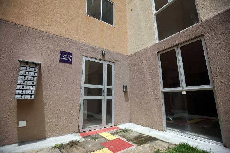 O governo do Pará, por meio da Companhia de Habitação do Pará (Cohab) entregou, neste sábado (24), as chaves dos 4 mil apartamentos do Residencial Viver Melhor Marituba. O local passa a ser, agora, a moradia de mais de 15 mil pessoas que aguardavam pelo empreendimento. Desde o início da manhã, servidores da Cohab estavam a postos, na quadra de esportes do Residencial, organizando a entrega das chaves dos apartamentos. A Companhia de Saneamento do Pará (Cosanpa) também atendia os novos moradores, que já podiam realizar o cadastro de suas unidades de consumo para ligação do fornecimento de água.
FOTO: THIAGO GOMES / AG PARÁ
DATA: 24.02.2018
MARITUBA - PARÁ <div class='credito_fotos'>Foto: Thiago Gomes /Ag. Pará | <a href='/midias/2018/originais/1c5511af-5a58-4723-81d4-93fed3ceb29a.jpg' download><i class='fa-solid fa-download'></i> Download</a></div>