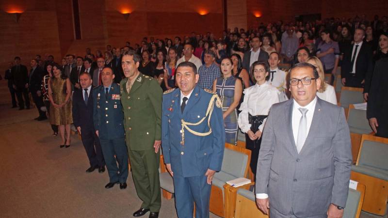 A Polícia Civil condecorou em solenidade (foto) no Teatro Maria Sylvia Nunes da Estação das Docas, em Belém, na noite desta quinta-feira (17), mais de 130 pessoas, entre policiais civis e militares, representantes das Forças Armadas, servidores do Estado e do Governo Federal, dirigentes de associações comunitárias e profissionais liberais. O evento contou com a presença do secretário de Segurança Pública e Defesa Social, Luiz Fernandes Rocha, representante do governador Simão Jatene, e foi presidida pelo delegado-geral Claudio Galeno. O chefe da Polícia Civil fez um retrospecto, dos avanços conquistados nos últimos anos, pela instituição policial. Entre eles, a renovação de um terço do quadro de policiais civis em todo Estado, com incremento de mais de mil novos policiais civis entre os anos de 2011 e 2018. "Foram 23 novos policiais em 2011; 386 em 2014 e em 2018 mais 623, totalizando 1.032 novos policiais civis", detalhou. Atualmente, a Polícia Civil conta com mais de 3,4 mil policiais civis nos 144 municípios paraenses. Graças ao protagonismo do governador Simão Jatene, a Polícia Civil realizou dois concursos públicos em menos de quatro anos, um feito histórico na instituição policial e inédito em todo Brasil. 

FOTO: ASCOM / POLÍCIA CIVIL
DATA: 18.05.2018
BELÉM - PARÁ <div class='credito_fotos'>Foto: Ascom / Polícia Civil   |   <a href='/midias/2018/originais/1c597834-3c6c-4434-91ed-c41c984828b3.jpg' download><i class='fa-solid fa-download'></i> Download</a></div>