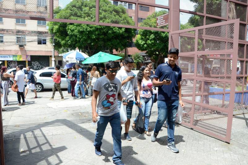 Estudantes de todo o Pará realizaram, neste domingo (11), a segunda prova do Exame Nacional do Ensino Médio. Durante cinco horas, eles resolveram 90 questões de Matemática e Ciências da Natureza (com Física, Química e Biologia).
FOTO: FERNANDO NOBRE / ASCOM SEDUC
DATA: 11.11.2018
BELÉM - PARÁ <div class='credito_fotos'>Foto: FERNANDO NOBRE/ASCOM SEDUC | <a href='/midias/2018/originais/1c59caa1-c211-4b90-af5e-9d222af403e5.jpg' download><i class='fa-solid fa-download'></i> Download</a></div>