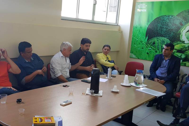 Para discutir formas de manter serviços básicos nas áreas de saúde, educação e segurança enquanto for mantida a paralisação dos caminhoneiros, foi realizada nesta terça-feira (29) uma reunião extraordinária com o gabinete de crise, montado pela Secretaria de Estado de Segurança Pública e Defesa Social (Segup), no Centro Regional de Governo do Sudeste do Pará, em Marabá.
FOTO: ASCOM CRGSP
DATA: 29.05.2018
MARABÁ - PARÁ <div class='credito_fotos'>Foto: ASCOM CRGSP | <a href='/midias/2018/originais/1c5a8f6b-af56-4c9b-81ff-a4ea42729850.jpg' download><i class='fa-solid fa-download'></i> Download</a></div>