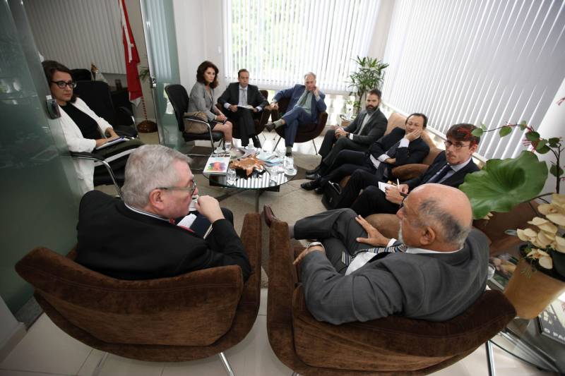 O Pará recebeu, pela segunda vez em menos de um mês, a visita de um representante internacional interessado em investir no estado. Após a visita do embaixador da Hungria, no dia 12 deste mês, foi a vez do embaixador da Bélgica, Dirck Loncke (e), ser recebido nesta terça-feira, 24, pelo governador Simão Jatene (d) no Palácio dos Despachos.
FOTO: ANTONIO SILVA / AG. PARÁ
DATA: 24.04.2018
BELÉM - PARÁ <div class='credito_fotos'>Foto: Antônio Silva/Ag. Pará | <a href='/midias/2018/originais/1c5bf372-5fd4-4f11-9998-815258104d8e.jpg' download><i class='fa-solid fa-download'></i> Download</a></div>