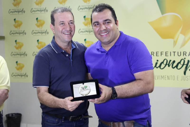 O aniversário do município de Curionópolis, nesta quinta-feira, 10 de maio, foi comemorado com shows, inaugurações e assinatura de convênio com o Governo do Pará para a implantação da iluminação do trecho urbano da PA-257. Participaram da cerimônia de assinatura do convênio o senador Flexa Ribeiro; o presidente da Assembleia Legislativa do Estado do Pará (Alepa), Márcio Miranda (e); o secretário Regional de Governo do Sudeste do Pará, Jorge Bittencourt; e o deputado estadual Eliel Faustino. Todos foram homenageados com uma placa comemorativa pelos 30 anos da cidade.
FOTO: ANTONIO MACEDO / DIVULGAÇÃO
DATA: 10.05.2018
CURIONÓPOLIS - PARÁ <div class='credito_fotos'>Foto: ANTONIO MACEDO / DIVULGAÇÃO | <a href='/midias/2018/originais/1c5cb6ee-ce57-4069-9f29-627657003067.jpg' download><i class='fa-solid fa-download'></i> Download</a></div>