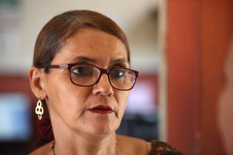 O distrito de Mosqueiro, distante 80 quilômetros do centro de Belém, conta com uma população de aproximadamente 33 mil habitantes e uma área territorial de 212 km². Mas no período de veraneio esta população pode chegar a 500 mil pessoas. Para melhor atender a população no que diz respeito à segurança pública, a Polícia Militar do Pará intensificou a aproximação com a comunidade e criou uma rede de informações que dinamizou o policiamento preventivo na ilha. Até um programa de rádio apresentado pelos policiais tem sido uma ferramenta de grande auxílio no policiamento comunitário. Na foto, a comerciante Patrícia Souza, 52 anos.

FOTO: MARCELO LELIS / AG. PARÁ
DATA: 25.06.2018
MOSQUEIRO - PARÁ <div class='credito_fotos'>Foto: Marcelo Lelis / Ag. Pará   |   <a href='/midias/2018/originais/1c5d8761-b75c-4799-b724-c65d3d12b34d.jpg' download><i class='fa-solid fa-download'></i> Download</a></div>