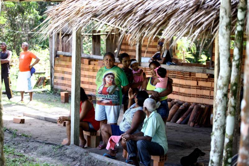 “Ter a posse da terra é a certeza de que nunca iremos perder o nosso direito, que nossos filhos e nossos netos poderão dar continuidade a nossa história em segurança. Foram anos de luta até chegar esse dia, agraciados com a assinatura do nosso título de terra. Só temos a agradecer a todos que fizeram parte disso e a cada um que lutou junto para que hoje isso se tornasse realidade”. A fala emocionada foi de seu Mário Araújo Silva, presidente da Associação Remanescente de Quilombo Espírito Santo, localizada no município do Acará, no nordeste do Estado. Ele assinou, neste sábado (24), junto com o governador Simão Jatene, o título que dá a posse da terra a comunidade. A fala do presidente traduz o sentimento das dezenas de famílias que moram no local, que agora tem a posse legítima do local onde seus antepassados viveram. “Sou filho de mãe negra. Nasci aqui como minha vó, bisavó, que fazem parte da história dessa comunidade que já existe a mais de 300 anos.
FOTO: SIDNEY OLIVEIRA / AG. PARÁ
DATA: 24.03.2018
ACARÁ - PARÁ <div class='credito_fotos'>Foto: Sidney Oliveira/Ag. Pará | <a href='/midias/2018/originais/1c642949-dfd5-4c89-9c29-de76ee2f5e90.jpg' download><i class='fa-solid fa-download'></i> Download</a></div>