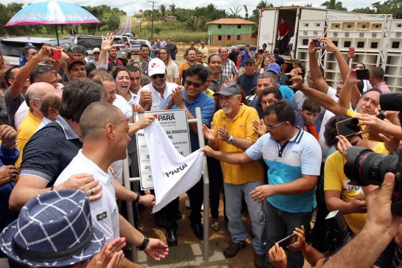"Agora a população terá um lugar mais organizado, com mais higiene para comprar seu pescado e a sua carne. E pra gente que possui restaurante é melhor ainda, pois além da facilidade de adquirir os alimentos, o mercado também atrai clientes", comemorou Jaqueline Cardoso, 20 anos, que possui um ponto de venda de comidas em frente ao Mercado Municipal José Noronha Monteiro, no distrito de Boa Vista, em Quatipuru, no nordeste paraense. O espaço foi entregue oficialmente à população nesta segunda-feira (19), assim como as obras de pavimentação asfáltica da PA-446 e de cinco pontes em concreto ao longo da rodovia. A cerimônia contou com a presença do governador Simão Jatene, parlamentares, prefeitos da região entre outras autoridades locais. "Essas são importantes obras que vão beneficiar não só a população de Quatipuru, mas de toda a região. E faço questão de ressaltar que em todas elas existe o dinheiro dos impostos que todos nós paraenses pagamos. Esse é o retorno que fazemos questão de dar à população. Nós gestores somos apenas instrumentos desse grande desenvolvimento, quem financia é o povo", afirmou o governador Simão Jatene.
FOTO: CRISTINO MARTINS / AG. PARÁ
DATA: 19.03.2018
QUATIPURU - PARÁ <div class='credito_fotos'>Foto: Cristino Martins/Ag. Pará | <a href='/midias/2018/originais/1c65dcc3-a1c4-4203-8d5b-4c9b38ba4354.jpg' download><i class='fa-solid fa-download'></i> Download</a></div>