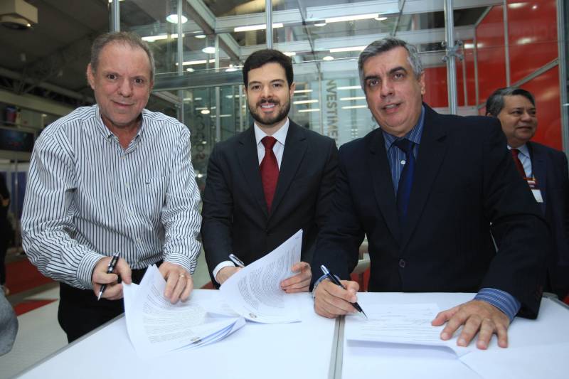 A abertura da Feira Pará Negócios 2018, nesta quinta-feira (22), no Hangar Convenções e Feiras da Amazônia, em Belém, foi marcada pela assinatura de um protocolo de intenções (foto) entre a Secretaria de Desenvolvimento Econômico, Mineração e Energia (Sedeme), Companhia de Desenvolvimento Econômico do Pará (Codec) e a empresa ZSun Energy que prevê investimentos na ordem de R$12 milhões de reais para a região do município de Paragominas, sudeste do estado, com a chegada de uma indústria de placas de energia solar no município a partir do ano que vem.

FOTO: MÁCIO FERREIRA / AG. PARÁ
DATA: 22.11.2018
BELÉM - PARÁ <div class='credito_fotos'>Foto: MÁCIO FERREIRA/ AG. PARÁ   |   <a href='/midias/2018/originais/1c78a0a0-85e8-4ee0-9e21-ba3494f3b682.jpg' download><i class='fa-solid fa-download'></i> Download</a></div>
