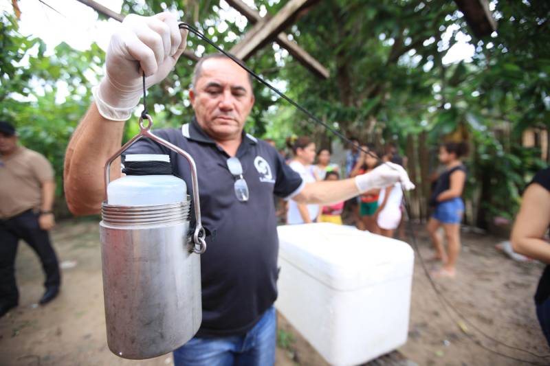 As ações do governo do Estado são imediatas no município de Barcarena, mais especificamente nas comunidades Bom Futuro e Vila Nova, localizadas na área das bacias de rejeitos da Hydro. A primeira medida é a coleta da água dos poços artesianos, para verificar se está própria para o consumo humano. Nesta sexta-feira (23), técnicos do Laboratório Central do Estado (Lacen) começaram o trabalho, que faz parte do conjunto de ações do grupo de trabalho montado pelo governo depois que o Instituto Evandro Chagas confirmou a contaminação da área.
FOTO: MÁCIO FERREIRA / AG. PARÁ
DATA: 23.02.2018
BARCARENA - PARÁ <div class='credito_fotos'>Foto: MÁCIO FERREIRA/ AG. PARÁ | <a href='/midias/2018/originais/1c896ce9-4875-4fd2-b360-275b852d008f.jpg' download><i class='fa-solid fa-download'></i> Download</a></div>