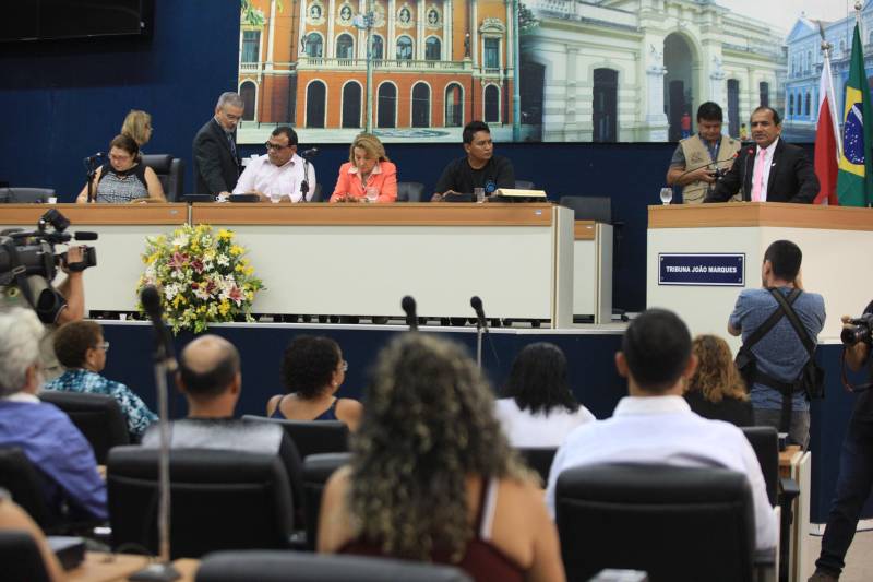 A obra de saneamento integrado que está sendo executada pelo Governo do Estado na Bacia do Tucunduba, em Belém, foi o tema de Audiência Pública realizada na manhã desta sexta-feira (15), na Câmara Municipal de Belém. Considerada a segunda maior bacia hidrográfica da capital, o Tucunduba atravessa quatro bairros: Guamá, Terra Firme, Canudos e Marco. Quando for concluído, o projeto vai beneficiar diretamente cerca de 250 mil moradores da área. Participaram diretores da área social e técnica da Secretaria de Estado de Desenvolvimento Urbano e Obras Públicas (Sedop), da Secretaria Municipal de Saneamento e representantes de Associações Comunitárias do Tucunduba. Na foto, o vereador Toré Lima (PRB).
FOTO: RODOLFO OLIVEIRA / AG. PARÁ
DATA: 15.06.2018
BELÉM - PARÁ <div class='credito_fotos'>Foto: Rodolfo Oliveira/Ag. Pará | <a href='/midias/2018/originais/1c8bcddc-8f53-4b5a-b182-4dc27713fe14.jpg' download><i class='fa-solid fa-download'></i> Download</a></div>