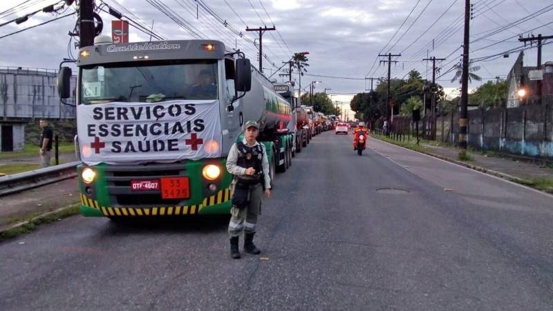 Municípios das regiões nordeste, sul e sudeste do Pará estão sendo abastecidos com combustível, nesta quarta-feira, 30. O comboio (foto), com aproximadamente um milhão de litros de combustíveis, é escoltado por mais de 200 agentes de segurança, entre militares do Exército do Comando Militar do Norte, Polícia Rodoviária Federal (PRF), Polícia Militar e Grupamento Aéreo de Segurança Pública (Graesp). O comboio partiu do Porto Petroquímico de Miramar por volta de 6h50. Dez caminhões tanques seguiram escoltados pelo sistema de segurança pública e Exército com destino a cidade de Paragominas. Durante o trajeto municípios que integram o 5° Centro Regional de Saúde serão abastecidos, como Mãe do Rio, Concórdia e Aurora do Pará, por exemplo. Simultaneamente, em Eldorado dos Carajás com a integração entre Polícia Militar, Comando de Policiamento Regional, Grupamento Aéreo de Segurança Pública (Graesp), Polícia Rodoviária Federal (PRF) e a 23° Brigada de Infantaria de Selva, 12 caminhões tanques são escoltados para levar combustível para as regiões sul e sudeste paraense.
FOTO: ASCOM / SEGUP
DATA: 30.05.2018
BELÉM - PARÁ <div class='credito_fotos'>Foto: Ascom Segup | <a href='/midias/2018/originais/1c8cad81-7a6f-4f93-aea5-da6fe7304885.jpg' download><i class='fa-solid fa-download'></i> Download</a></div>