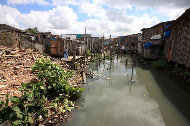 Mais de 130 benfeitorias que foram construídas de maneira irregular sobre o canal do Tucunduba foram retiradas para dar início às obras da segunda etapa do projeto de saneamento integrado da bacia do Tucunduba, que vai beneficiar 250 mil moradores dos bairros de Canudos, Guamá, Terra Firme e Marco.
FOTO: RODOLFO OLIVEIRA / AG. PARÁ
DATA: 16.05.2018
BELÉM - PARÁ <div class='credito_fotos'>Foto: Rodolfo Oliveira/Ag. Pará | <a href='/midias/2018/originais/1c8db192-784a-456c-b0dc-079c29286e22.jpg' download><i class='fa-solid fa-download'></i> Download</a></div>