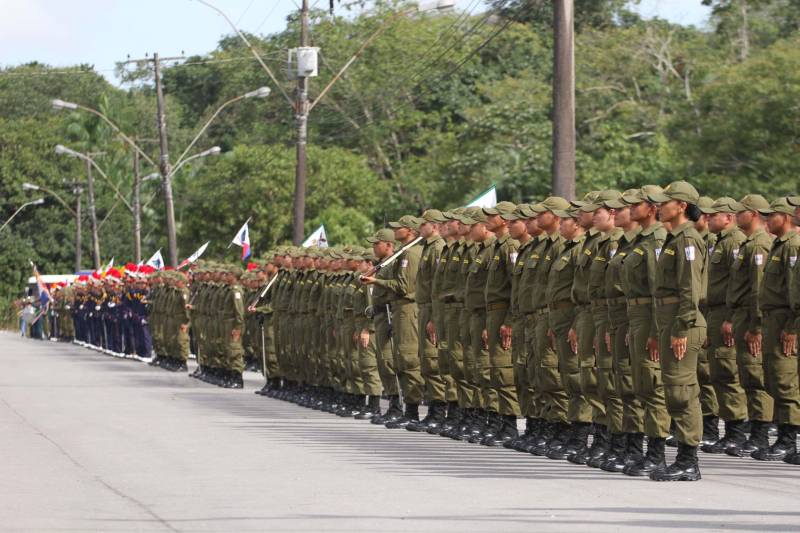 A cerimônia pelo Dia de Tiradentes, patrono das polícias militares do Brasil, este ano, no Pará, teve um toque especial. Na manhã desta quinta-feira, 20, no Comando Geral da Polícia Militar do Estado, foram oficializadas as promoções de 539 policiais e entregues 170 novos veículos para a corporação. O governador Simão Jatene participou da cerimônia. A frota vai ajudar no combate à criminalidade na região metropolitana de Belém e interior do estado. Dos 170 veículos entregues para reforçar o policiamento, 60 são motocicletas, 60 viaturas modelo Palio Weekend com cela e 50 Pick-ups, com cela, todos em regime de locação, que serão somados à frota. Serão investidos mensalmente 4 milhões de reais. As 539 promoções beneficiam policiais militares da capital e do interior do estado, sendo 462 praças e 77 oficiais. “Eu me sinto lisonjeada e quero chegar à capitã”, disse Rejane Santa Brígida Miranda, promovida de soldado a cabo. “Fico feliz também por termos um plano seguro, de carreira e me sinto prestigiada na carreira que escolhi”, completou Rejane.
FOTO: CRISTINO MARTINS / AG PARÁ
DATA:20.04.2018
BELÉM - PARÁ <div class='credito_fotos'>Foto: Cristino Martins/Ag. Pará | <a href='/midias/2018/originais/1c8fa60c-7641-4225-ab03-3c5b854766b2.jpg' download><i class='fa-solid fa-download'></i> Download</a></div>