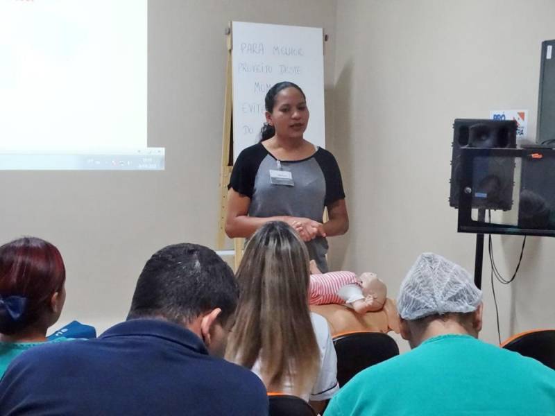 Segurança e prevenção. Essas são palavras que vão ficar na cabeça dos colaboradores do Hospital Público Estadual Galileu (HPEG), localizado em Belém (PA), que fazem parte da brigada de incêndio da unidade. O treinamento, com carga horária de 20h, foi iniciado no dia 24 e encerrou nesta sexta-feira (27) com o técnico em Segurança do Trabalho e bombeiro civil, Jean Farias, e a técnica de enfermagem e bombeira civil, Alessandra Rodrigues. “Neste curso, o diferencial foi ensinarmos sobre primeiros socorros e plano de abandono da unidade, também estamos treinando a brigada para combater princípios de incêndio para que, caso ocorra um sinistro, o fogo não se alastre”, explicou a bombeira civil, Alessandra Rodrigues (foto).
FOTO: ASCOM / HPEG
DATA: 27.04.2018
BELÉM - PARÁ <div class='credito_fotos'>Foto: ASCOM / HPEG | <a href='/midias/2018/originais/1c9045cb-302a-4030-8bb7-f6a74c774b92.jpg' download><i class='fa-solid fa-download'></i> Download</a></div>