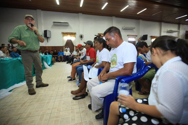O produtor rural Nilson Corrêa da Silva, 23 anos, mora na comunidade Santo Ezequiel Moreno e produz alimentos em 700 hectares de terra na agrovila Acutipereira, no município de Portel, no arquipélago do Marajó. Mesmo morando e produzindo alimentos na comunidade, ele não possuía título de propriedade de terra. Para beneficiar produtores como Nilson, o governador Simão Jatene entregou, na manhã desta sexta-feira (23), títulos coletivos que beneficiaram mais de mil famílias. Os títulos também beneficiaram comunidades remanescentes de quilombos e povos tradicionais do município marajoara. O Pará foi o Estado que mais titulou áreas em prol dos remanescentes de quilombos no Brasil. Das 170 comunidades tituladas no país, 62 estão no Pará, sendo que destas 53 foram tituladas pelo Instituto de Terras do Pará (Iterpa).

FOTO: MÁCIO FERREIRA / AG. PARÁ
DATA: 23.03.2018
PORTEL - PARÁ <div class='credito_fotos'>Foto: MÁCIO FERREIRA/ AG. PARÁ   |   <a href='/midias/2018/originais/1c936bfa-eff2-432c-8ebd-9da7f7d1eb92.jpg' download><i class='fa-solid fa-download'></i> Download</a></div>