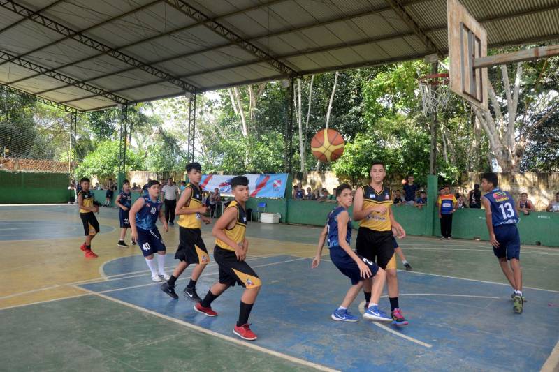 Criado nos Estados Unidos no início da década de 1890, o basquete é a modalidade que apontou os primeiros times campeões da terceira etapa regional dos Jogos Estudantis Paraenses (JEPs), em Igarapé-Açú. Na sexta-feira (18), os times de basquete masculino de Maracanã e o feminino de Castanhal conquistaram os primeiros lugares e são os campeões que vão disputar a etapa Estadual, em junho. Ao redor da quadra de esportes da Escola Cônego Calado, a torcida estava posicionada para acompanhar as partidas que anunciariam os medalhistas do basquete. A primeira disputa foi entre os times de Maracanã e Castanhal (foto), na categoria "A" (de 12 a 14 anos). Cada ponto marcado era comemorado pela torcida, que ao final do quarto tempo, pode celebrar a conquista do município de Maracanã, com placar de 21 pontos, contra 15 de Castanhal.
FOTO: RAI PONTES / ASCOM SEDUC
DATA: 19.05.2018
IGARAPÉ-AÇÚ - PARÁ <div class='credito_fotos'>Foto: Rai Pontes/Ascom Seduc | <a href='/midias/2018/originais/1c96bcf2-61b7-41fb-bec5-472a4c029ec9.jpg' download><i class='fa-solid fa-download'></i> Download</a></div>