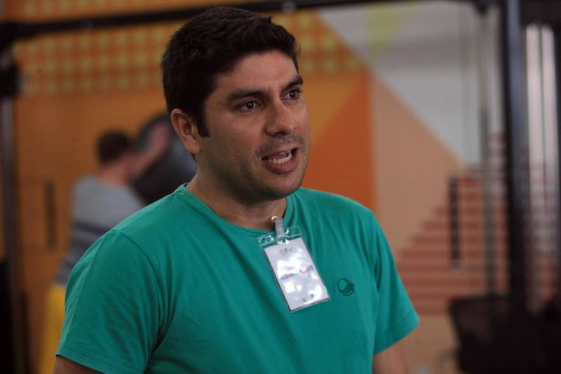 O maior desejo de Saulo Melo, 32 anos, é viver e poder desfrutar das novas oportunidades que tem hoje, depois de passar por uma cirurgia até então inédita no Pará, a hemicorporectomia. O procedimento, realizado no dia 2 de maio deste ano no Hospital Ophir Loyola, em Belém, removeu 40% do corpo do paciente - toda a porção inferior (pelve e membros inferiores). Devido ao tratamento, o paciente veio com a mãe de Vigia de Nazaré (município do nordeste paraense), onde residiam, para morar em Belém com o irmão, Luiz (foto), que sempre o leva às sessões no CIIR.

FOTO: SIDNEY OLIVEIRA / AG. PARÁ
DATA: 03.12.2018
BELÉM - PARÁ <div class='credito_fotos'>Foto: Sidney Oliveira/Ag. Pará   |   <a href='/midias/2018/originais/1c9e3d40-9a2c-40b7-a6ba-4b2e8a9019cf.jpg' download><i class='fa-solid fa-download'></i> Download</a></div>