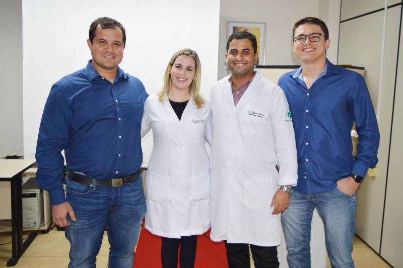 A cirurgia sempre foi, majoritariamente, um campo da medicina dominado pelos homens. Mas nas últimas décadas esta realidade vem mudando. No norte do Brasil aumenta, cada vez mais, o número de mulheres se especializando em cirurgia geral. No entanto, cirurgia de trauma ainda é uma novidade. Nesta semana, o Hospital Metropolitano de Urgência e Emergência (HMUE) certificou a primeira profissional em cirurgia do trauma dentro de um programa de Residência na região, a médica Thaiana Cerqueira Ferraz. Situado no município de Ananindeua, na Região Metropolitana de Belém, o Hospital Metropolitano de Urgência e Emergência é o único serviço hospitalar a ofertar gratuitamente o tratamento de alta complexidade em traumatologia e queimados, na Região Norte. Thaiana Ferraz fez a Residência na instituição sem nenhum custo. Para ela, é “muito gratificante concluir a Residência. Afinal, o hospital nos deu essa oportunidade, em uma especialidade que é muito importante para a sociedade e pouco valorizada, principalmente entre as mulheres”.
FOTO: ASCOM / HMUE
DATA: 08.03.2018
BELÉM - PARÁ <div class='credito_fotos'>Foto: ASCOM HMUE | <a href='/midias/2018/originais/1ca100a9-60f4-4fe9-9d8a-c76c6706f2bc.jpg' download><i class='fa-solid fa-download'></i> Download</a></div>