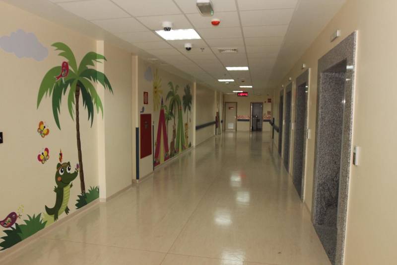 Neste domingo (30), às 11 horas, o governador Simão Jatene realiza uma visita às instalações do novo “Abelardo Santos” (foto), em Icoaraci. O prédio possui 10 andares e tem capacidade de atendimento para ser o maior hospital público da Região Metropolitana de Belém, beneficiando cerca de 1,2 milhão de pessoas. O hospital terá diversas especialidades, como clínica pediátrica, cirúrgica, médica e de traumatologia, terapia renal, unidade de transplante, maternidade, unidade de tratamento intensivo (UTI) infantil e adulto, centro cirúrgico com oito salas, laboratório de análise clínicas, serviço de reabilitação e centro de diagnóstico por imagem, que fará exames mais completos de mamografia, ressonância magnética e tomografia computadorizada.

FOTO: CRISTINO MARTINS / AG. PARÁ
DATA: 29.12.2018
ICOARACI - PARÁ <div class='credito_fotos'>Foto: Cristino Martins/Ag. Pará   |   <a href='/midias/2018/originais/1ca1c773-34b3-4fd8-8d34-3443b4f2c349.jpg' download><i class='fa-solid fa-download'></i> Download</a></div>