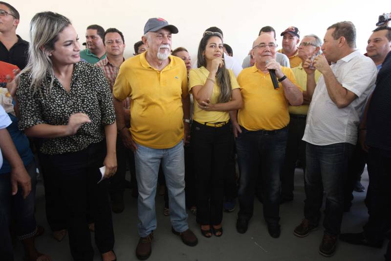 No último dia 14, a dona de casa Francisca Correa foi assaltada quando saia da igreja, no município de Primavera, nordeste do estado. dois rapazes a derrubaram da bicicleta e levaram sua bolsa. Francisca acabou se tornando uma das primeiras usuárias da nova Unidade Integrada de Polícia Pro Paz (UIPP) em Primavera. "Cheguei, fui rapidamente atendida e os dois rapazes já foram, inclusive, presos", disse. Francisca, que voltou à UIPP nessa segunda-feira, dia 19, para buscar o boletim de ocorrência. Coincidentemente, o mesmo dia em que a unidade foi oficialmente entregue à população pelo governador Simão Jatene. Não que a gente goste de vir aqui, né?", afirmou Francisca. Delegacia nunca é bom, completou a dona de casa. "Mas, quando a gente chega num lugar novo e é bem atendida, aí se sente mais tranquila, principalmente numa hora de sofrimento como essa, de um assalto", concluiu.
FOTO: RODOLFO OLIVEIRA / AG. PARÁ
DATA: 19.03.2018
PRIMAVERA - PARÁ <div class='credito_fotos'>Foto: Rodolfo Oliveira/Ag. Pará | <a href='/midias/2018/originais/1ca2c20b-c8cb-4f18-821b-0f66cd2e1bac.jpg' download><i class='fa-solid fa-download'></i> Download</a></div>