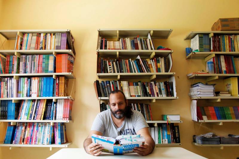 Chegar a uma faculdade e concluir um curso superior é um sonho acalentado pela maioria dos brasileiros. Dentro dos presídios, esse sonho tem um significado ainda maior: é a oportunidade de começar uma nova vida e voltar ao convívio social. No ano passado, sete detentos custodiados no Presídio Estadual Metropolitano I (PEM I), dentro do Complexo Penitenciário de Marituba, na Região Metropolitana de Belém, foram aprovados no Programa Universidade para Todos (Prouni), do Ministério da Educação (MEC). Criado pelo governo federal em 2004, o Prouni oferece bolsas de estudo integrais e parciais em instituições privadas de educação superior. No Pará, 40 internos foram inscritos no programa e, até o momento, sete foram aprovados. Na foto, o detento Carlos Brito de Carvalho, 44 anos.
FOTO: AKIRA ONUMA / ASCOM SUSIPE
DATA: 21.03.2018
BELÉM - PARÁ <div class='credito_fotos'>Foto: Akira Onuma / Ascom Susipe | <a href='/midias/2018/originais/1ca37671-3b7a-4238-af10-a42afed910d2.jpg' download><i class='fa-solid fa-download'></i> Download</a></div>