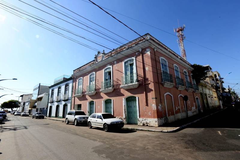 Santarém, hoje o polo da região, e Óbidos, berço dos grandes Inglês de Souza e José Veríssimo, são dois desses redutos, onde a herança portuguesa está presente nas ruas, nas edificações, nos costumes e na religiosidade. Na Avenida Adriano Pimentel, ainda no centro de Santarém, está a antiga Casa Elza (foto), sobrado em estilo colonial português construído no fim do século XIX, com inúmeras portas em formas de arco.
FOTO: SIDNEY OLIVEIRA / AG. PARÁ
DATA: 28.07.2017
SANTARÉM - PARÁ <div class='credito_fotos'>Foto: Sidney Oliveira/Ag. Pará | <a href='/midias/2018/originais/1ca7f36a-b339-4a9e-bfad-55cd0cee2527.jpg' download><i class='fa-solid fa-download'></i> Download</a></div>
