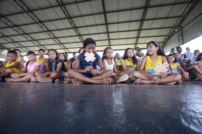 À tarde, os polos do Pro Paz nos Bairros, do Instituto de Ensino de Segurança do Pará (Iesp) e da Universidade Federal do Pará (UFPA) promoveram palestras para as crianças e seus familiares, dentro da programação alusiva ao “Dia da família no polo”, na qual famílias e alunos se reúnem para confraternizar, debater o tema e participar das apresentações de dança. "Hoje realizamos uma roda de conversa sobre abuso e exploração sexual contra crianças e adolescentes. Tanto para os pais, para que fiquem atentos aos sinais e reforcem a atenção, pois grande parte da violência ocorre dentro de casa, quanto para empoderar essas crianças, para que elas saibam diferenciar o contato com os adultos. Se ocorrer, que elas possam denunciar, que elas percebam que têm voz e apoio de profissionais que, constantemente, estão na luta da defesa dos seus direitos", disse a assistente social Joyce Cardoso, responsável pela palestra no Polo UFPA.
FOTO: CARLOS SODRÉ / AG. PARÁ
DATA: 18.05.2018
BELÉM - PARÁ <div class='credito_fotos'>Foto: Agência Pará | <a href='/midias/2018/originais/1ca9355b-e485-45e4-83e7-62e3513a5a99.jpg' download><i class='fa-solid fa-download'></i> Download</a></div>