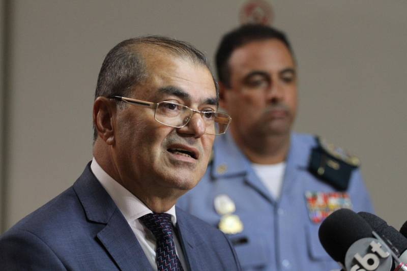 Esforço concentrado, foco definido, inteligência ampliada e força maior, para obter resultados concretos e imediatos. Este é o novo momento da segurança pública no Pará, a partir desta quarta-feira (21), com a apresentação do novo secretário de Estado de Segurança Pública e Defesa Social do Pará, Luiz Fernandes Rocha. Às 16h, logo depois de apresentar o detalhamento de seu plano de ações ao governador Simão Jatene, Luiz Fernandes fala à imprensa em entrevista coletiva à Imprensa, no auditório do Palácio do Governo. O plano de ações é dividido em tópicos, com 10 eixos de enfrentamento do crime, cada um deles com coordenação própria, sem prejuízo do trabalho integrado. Dentre esses eixos, será intensificado o combate a toda modalidade de roubos, assaltos, homicídios, violência contra a mulher e tráfico de drogas, ocorrências que mais incomodam a população.
FOTO: CRISTINO MARTINS / AG. PARÁ
DATA: 21.02.2018
BELÉM - PARÁ <div class='credito_fotos'>Foto: Cristino Martins/Ag. Pará | <a href='/midias/2018/originais/1cab0141-1d95-4453-b04d-3d40369d63ac.jpg' download><i class='fa-solid fa-download'></i> Download</a></div>