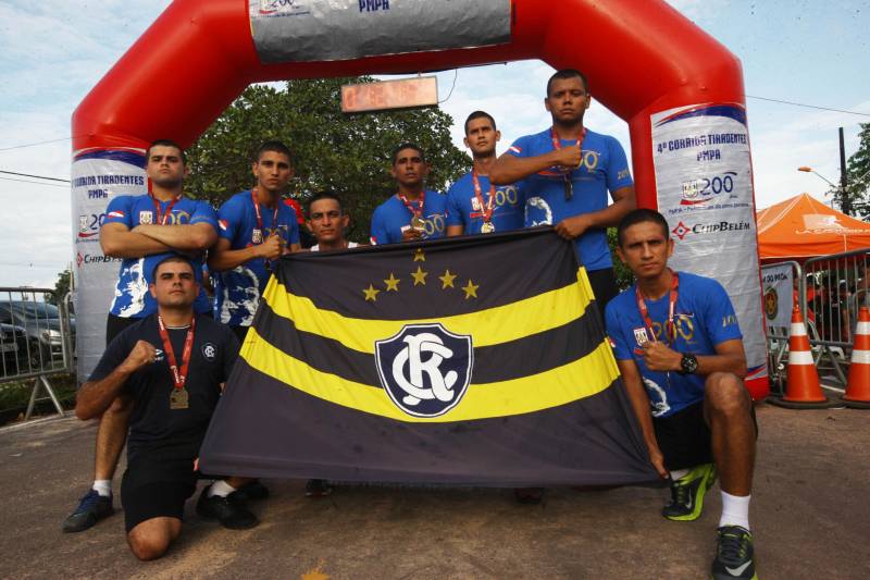 O recém-inaugurado Parque Estadual do Utinga foi o local escolhido para a 4ª edição da Corrida Tiradentes, promovida pela Polícia Militar na manhã deste domingo, 22. No ano em que celebra 200 anos de criação, a PM contou com mais de 750 competidores na prova que iniciou às 6 horas da manhã com um percurso total de 8 Km. Em apenas 4 anos de existência, a Corrida Tiradentes já ganhou a simpatia de muitos atletas profissionais e amadores. Eduardo Costa, de 26 anos é um deles. O competidor alcançou o 1º lugar geral da corrida com menos de 30 minutos de prova e conta que não esperava um resultado tão positivo.
FOTO: CARLOS SODRÉ / AG. PARÁ
DATA: 22.04.2018
BELÉM - PARÁ <div class='credito_fotos'>Foto: Carlos Sodré/Agência Pará | <a href='/midias/2018/originais/1caeb5c6-12f7-40cf-a669-5e92a3aa77fe.jpg' download><i class='fa-solid fa-download'></i> Download</a></div>