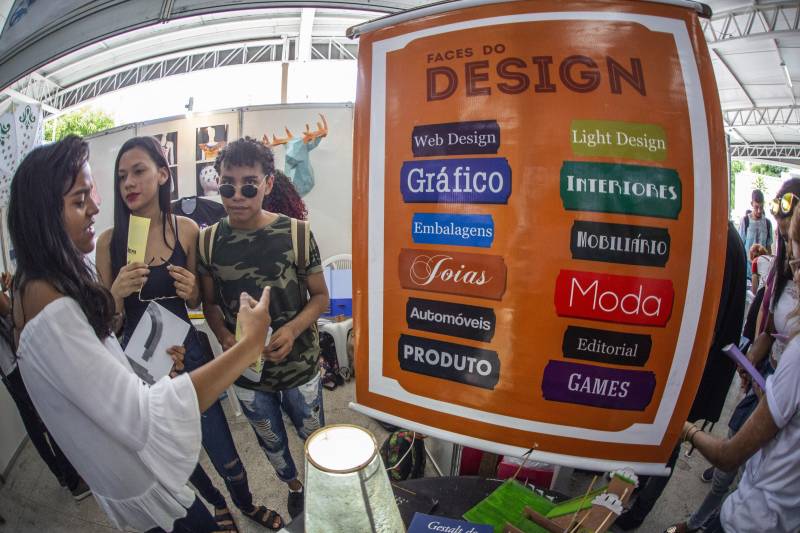 Durante toda esta quinta-feira, 10, a Feira Vocacional da Universidade do Estado do Pará (Uepa) recebeu a visita de estudantes do ensino médio de escolas públicas e particulares da Região Metropolitana de Belém. Cada graduação da Uepa tinha um estande no hall de exposição do Centro Cultural Tancredo Neves (Centur), tudo para que os estudantes pudessem conhecer mais sobre os cursos, a atuação dos profissionais formados e o desenho curricular das disciplinas.
FOTO: NAILANA THIELY / ASCOM UEPA
DATA: 10.05.2018
BELÉM - PARÁ <div class='credito_fotos'>Foto: Nailana Thiely / Ascom Uepa | <a href='/midias/2018/originais/1cb79f75-57d5-4444-a4f3-f03e05674a41.jpg' download><i class='fa-solid fa-download'></i> Download</a></div>