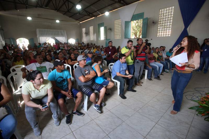 Já durante o evento em Augusto Corrêa, realizado no Centro Nossa Senhora de Nazaré e no Hospital Municipal, o prefeito Filho Barreto lembrou que o município sempre foi beneficiado com obras pela gestão estadual. Desta vez, além do investimento de quase R$ 2 milhões em 4 km de pavimentação, o Governo do Pará também conseguiu um convênio para o asfaltamento da PA-462, que liga o município à Viseu, e ainda a reforma de duas escolas estaduais, o que totaliza cerca de R$ 35 milhões em recursos. A parceria foi firmada por meio de ordem de serviço (OS) assinada pela secretária extraordinária dos Municípios Sustentáveis, Izabela Jatene (foto) e dos prefeitos dos três municípios.
FOTO: SIDNEY OLIVEIRA / AG. PARÁ
DATA: 14.06.2018
AUGUSTO CORRÊA - PARÁ <div class='credito_fotos'>Foto: Sidney Oliveira/Ag. Pará | <a href='/midias/2018/originais/1cbe5854-7ce3-44ab-9925-1f75346bfb63.jpg' download><i class='fa-solid fa-download'></i> Download</a></div>
