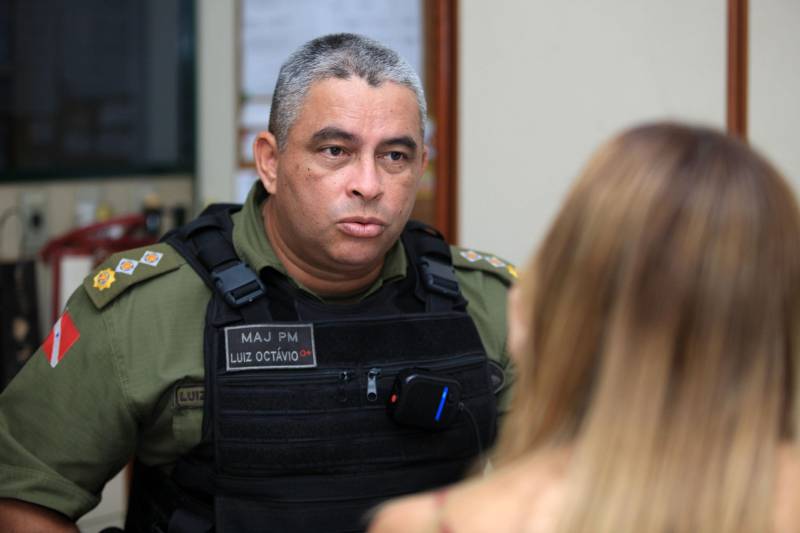 Mais do que um policial, um amigo. É assim que cerca de 1.700 moradores de oito bairros de Belém passaram a enxergar o policial militar. A mudança de paradigma acontece três anos depois da criação do projeto “Vizinhança em Alerta”. A iniciativa surgiu a partir de uma demanda apresentada ao 2º Batalhão da Polícia Militar pelos moradores da Cidade Velha, primeiro bairro atendido pelo programa. O prédio fica na rua Dr. Assis, ao lado da Igreja da Sé, e foi cedido por tempo indeterminado. O local está sendo reformado para melhor atender os militares. Na foto, o major Luiz Octavio Rayol, comandante do 2° Batalhão.
FOTO: MÁCIO FERREIRA / AG. PARÁ
DATA: 15.03.2018
BELÉM - PARÁ <div class='credito_fotos'>Foto: MÁCIO FERREIRA/ AG. PARÁ | <a href='/midias/2018/originais/1ccc48f2-8a86-4c0d-8c2e-ee930f8b34fc.jpg' download><i class='fa-solid fa-download'></i> Download</a></div>