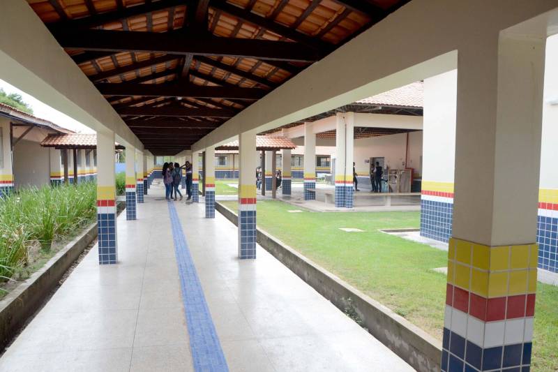 Mais de 600 estudantes contam com um espaço moderno e totalmente revitalizado, com a entrega da Escola de Ensino Médio Salomão Matos (foto), em Salvaterra, no Arquipélago do Marajó. A unidade passou por obras de reforma e ampliação e recebeu, nesta terça-feira (4), a visita da secretária estadual de Educação, Ana Claudia Serruya Hage. “A entrega desta escola é um avanço muito grande, principalmente no termo de infraestrutura. Estamos deixando uma planilha com 142 escolas para próxima gestão entregar em 2019”, destacou a titular da Seduc.

FOTO: FERNANDO NOBRE / ASCOM SEDUC
DATA: 04.12.2018
SALVATERRA - PARÁ <div class='credito_fotos'>Foto: FERNANDO NOBRE/ASCOM SEDUC   |   <a href='/midias/2018/originais/1ccea40e-d0ac-44eb-8dba-75c0b37bc9ba.jpg' download><i class='fa-solid fa-download'></i> Download</a></div>