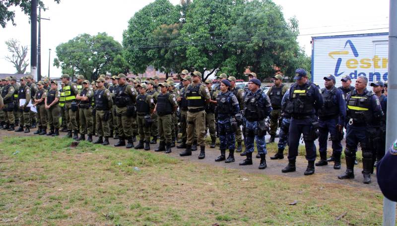 Nenhuma ocorrência grave foi registrada, no bairro do Tapanã, pelo Centro Integrado de Operações (CIOP) desde a última quinta-feira (11) até às 6h da manhã desta segunda-feira (19). Esse resultado se deve a ação integrada dos órgãos do Sistema de Segurança Pública do estado e município, chamada de “Operação Ocupação”. No total, foram utilizados 293 viaturas e 113 motos no reforço do policiamento. Para o coronel Marco Antônio Rocha, chefe do Departamento Geral de Operações da Polícia Militar, a “Ocupação Tapanã”, como foi batizada a operação no bairro do Tapanã, obteve números positivos devido ao comprometimento dos agentes envolvidos e à integração entre os órgãos de segurança.
FOTO: ASCOM / POLÍCIA MILITAR
DATA: 19.03.2018
BELÉM - PARÁ <div class='credito_fotos'>Foto: Ascom Polícia Militar | <a href='/midias/2018/originais/1cd13022-b782-41a0-a371-aa22baaac8b3.jpg' download><i class='fa-solid fa-download'></i> Download</a></div>
