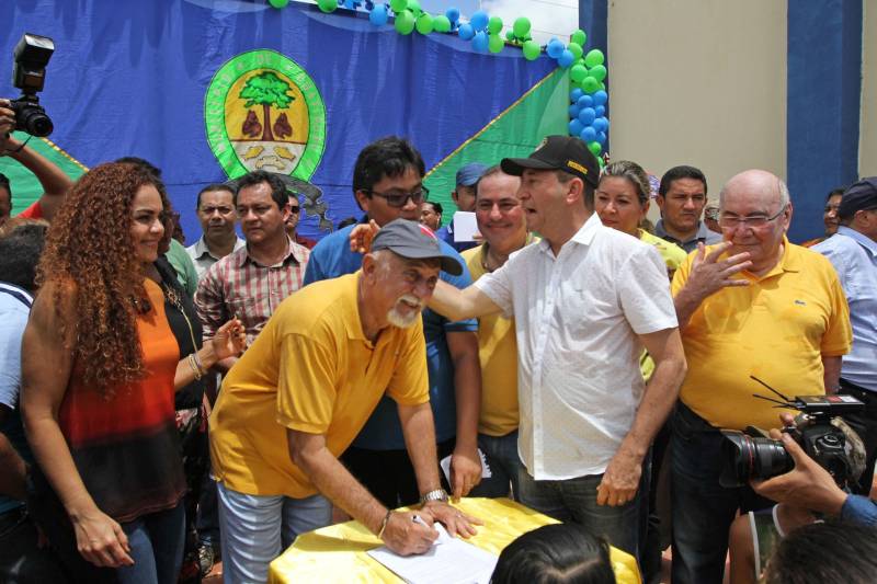 Ainda na área da educação, o Governo do Pará, por meio Seduc, ratificou o convênio (foto) que garante recursos do Tesouro Estadual para a execução da obra de reforma e ampliação da escola João Paulo I. A unidade educacional é uma das nove escolas de municípios de várias regiões que receberão melhorias. Os investimentos foram assegurados durante a 2º edição do Fórum Permanente de Prefeitas e Prefeitos dos Municípios Sustentáveis, em agosto de 2017. "Recebemos a notícia da reforma e ampliação da nossa escola com muita felicidade. Essa melhoria é fundamental para dar mais conforto aos nossos alunos e continuarmos o trabalho educacional com mais qualidade. É uma semente que se planta hoje para a gente, em breve, colher bons frutos", comemorou Natalina do Socorro Ferreira Ramos , diretora da instituição. A escola possui mais de 580 alunos, do sexto ano do ensino fundamental ao terceiro do ensino médio.
FOTO: CRISTINO MARTINS / AG. PARÁ
DATA: 19.03.2018
QUATIPURU - PARÁ <div class='credito_fotos'>Foto: Cristino Martins/Ag. Pará | <a href='/midias/2018/originais/1cd73a9f-e7fd-4298-b85b-c2b2d5db7498.jpg' download><i class='fa-solid fa-download'></i> Download</a></div>
