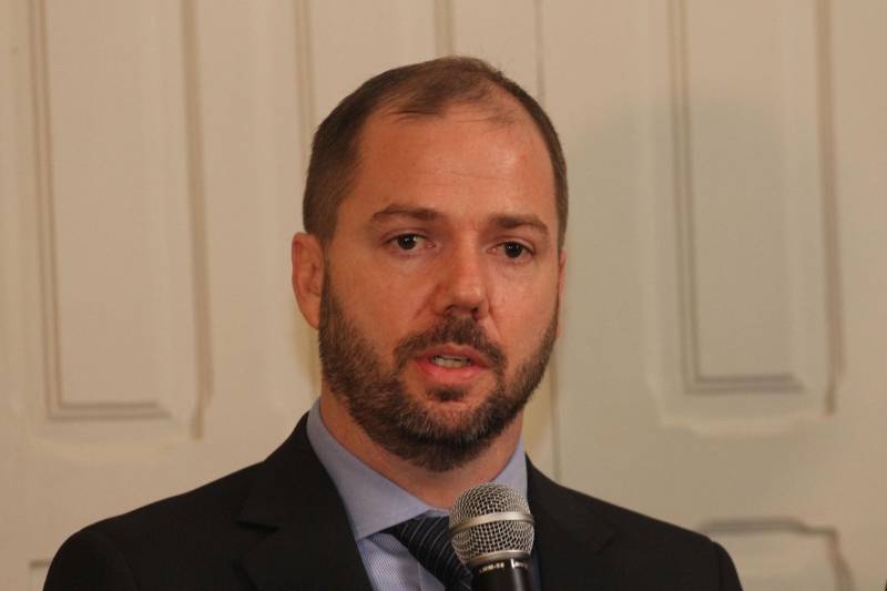 “Que esse espaço seja marcado pela neutralidade, não pela indiferença, mas por abrigar todas as diferenças”. Com essa frase, o governador Simão Jatene inaugurou nesta quinta-feira, 20, o Escritório Compartilhado da Agência das Nações Unidas (ONU) no Estado do Pará, o primeiro no Norte do País, o terceiro em território nacional. “Que as decisões tomadas aqui, a partir de Belém, de forma democrática, alcancem toda a cidade, ultrapassem os limites do estado e depois o mundo”, disse o governador. O Escritório Compartilhado da Agência das Nações Unidas (ONU) no Estado do Pará está abrigado em um prédio cedido pelo Governo do Estado, na Avenida Nazaré, no centro de Belém. Nele, funcionarão inicialmente os escritórios de representação do Programa das Nações Unidas para o Desenvolvimento (Pnud) e do Fundo das Nações Unidas para a Infância (Unicef). Na foto, o chefe de Pessoas e Prosperidade da ONU no Brasil, Cristiano Prado.

FOTO: CRISTINO MARTINS / AG. PARÁ
DATA: 20.12.2018
BELÉM - PARÁ <div class='credito_fotos'>Foto: Cristino Martins/Ag. Pará   |   <a href='/midias/2018/originais/1cdc4245-977d-4859-ad10-9a352908dafc.jpg' download><i class='fa-solid fa-download'></i> Download</a></div>