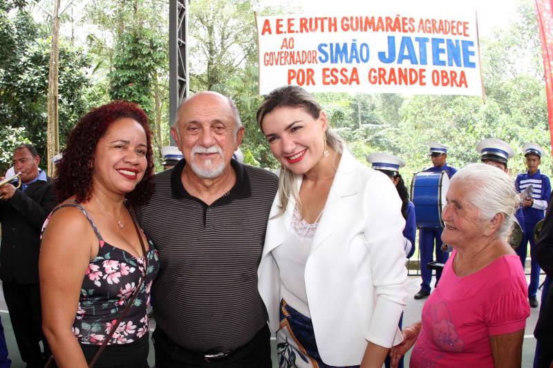 Um painel, no pátio da Escola Estadual de Ensino Médio Ruth Guimarães Ferreira, no distrito de Murinim, em Benevides, mostra 16 alunos da unidade aprovados nos últimos vestibulares. Desses, 12 irão estudar na Universidade Federal do Pará (UFPA). São os primeiros resultados de um processo que começou há nove meses, quando a escola entrou em reforma e ampliação. A nova “Ruth Guimarães Ferreira” foi entregue oficialmente nesta segunda-feira, 26, pelo governador Simão Jatene. Reformada e ampliada, a escola tem agora seis salas de aula; quatro laboratórios (multiuso, multidisciplinar, informática e de leitura); cozinha; refeitório e dispensa; quadra poliesportiva, vestiários feminino e masculino; área de convivência; sala para Atendimento Educacional Especializado (AEE) e acessos para pessoas com deficiência. Espaços de sobra para seus 892 alunos, distribuídos em três turnos do Ensino Médio. A obra custou R$ 2,446 milhões.
FOTO: CRISTINO MARTINS / AG. PARÁ
DATA: 26.03.2018
BENEVIDES - PARÁ <div class='credito_fotos'>Foto: Cristino Martins/Ag. Pará | <a href='/midias/2018/originais/1cdc7cbf-ea7b-4bf1-a968-6a87090eabe1.jpg' download><i class='fa-solid fa-download'></i> Download</a></div>