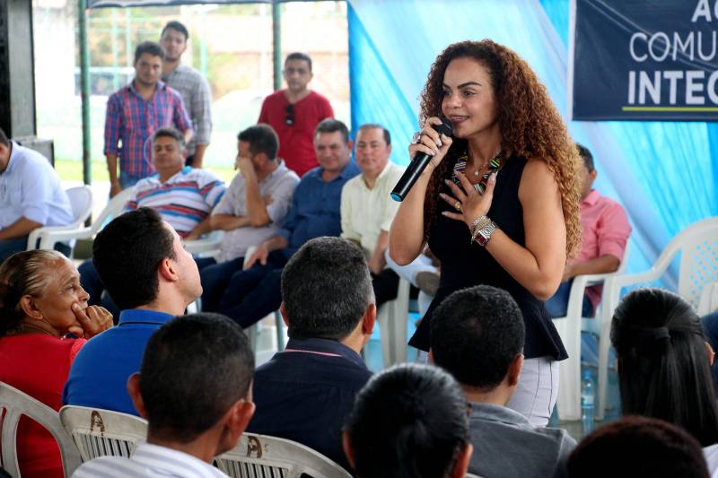 A agenda da Secretaria Extraordinária de Municípios Sustentáveis (Semsu) nas regiões Sul e Sudeste do Pará foi encerrada no sábado (12) nos municípios de Pau D’Arco, Rio Maria e Xinguara. O último dia de programação na região começou no município de Pau D’Arco, com a assinatura de convênio para reforma e ampliação da Escola Municipal Paulo Hannemann. O investimento totaliza R$ 2.812.850,10, sendo R$ 112.850,10 de contrapartida da Prefeitura. Na foto, Izabela Jatene, secretária de Municípios Sustentáveis.
FOTO: ANTONIO MACEDO / DIVULGAÇÃO
DATA: 12.05.2018
PAU D´ARCO - PARÁ <div class='credito_fotos'>Foto: ANTONIO MACEDO / DIVULGAÇÃO | <a href='/midias/2018/originais/1ce191ae-3d21-4a6d-8c2d-018db01c2318.jpg' download><i class='fa-solid fa-download'></i> Download</a></div>
