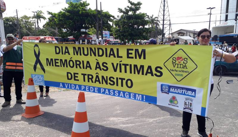 Uma simulação de acidente de trânsito na avenida Fernando Guilhon, no município de Marituba, a 11 quilômetros de Belém, chamou atenção de quem passava no local. A ação fez parte da programação que marcou o Dia Mundial em Memória às Vítimas de Acidentes de Trânsito realizada pela Coordenação de Educação de Trânsito do Detran e Prefeitura Municipal de Marituba, através da sua Diretoria de Trânsito.
FOTO: ROSE BARBOSA / ASCOM DETRAN
DATA: 18.11.2018
MARITUBA - PARÁ <div class='credito_fotos'>Foto: ROSE BARBOSA / ASCOM DETRAN | <a href='/midias/2018/originais/1cf06896-ca19-4314-9ee5-1d27f0ca497f.jpg' download><i class='fa-solid fa-download'></i> Download</a></div>