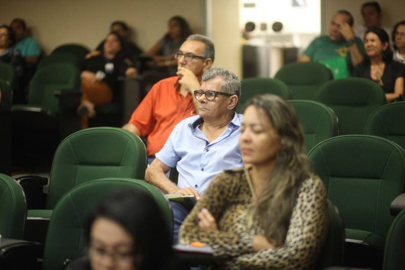 Destinado a atender o micro e o pequeno empreendedor paraense, o CredCidadão, programa de microcrédito do Governo do Estado, foi tema do 53º Café com Planejamento, realizado na manhã desta quinta-feira (28), pela Secretaria de Estado de Planejamento (Seplan). A iniciativa do Governo do Estado visa proporcionar crédito acessível e adequado a criação, crescimento e consolidação de empreendimentos formais e informais. Segundo Brenda Maradei, coordenadora setorial de proteção e desenvolvimento social da diretoria de planejamento da Seplan, o microcrédito é “uma ferramenta de política social, no combate à pobreza e à geração de emprego e renda, voltado para a parcela da população excluída do mercado de trabalho”.
FOTO: THIAGO GOMES / AG. PARÁ
DATA: 28.06.2018
BELÉM - PARÁ <div class='credito_fotos'>Foto: Thiago Gomes /Ag. Pará | <a href='/midias/2018/originais/1cff0e12-fbd1-41b5-a1cd-c31cd53cd646.jpg' download><i class='fa-solid fa-download'></i> Download</a></div>