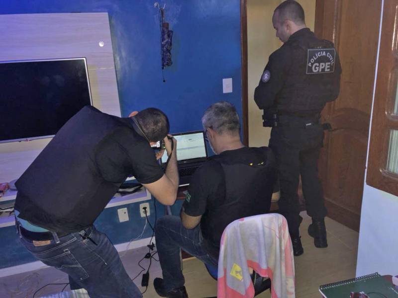 A Polícia Civil do Pará prendeu em flagrante, nesta quinta-feira (17), cinco pessoas pelo crime de pornografia infantil, em Belém, durante a Operação Luz na Infância II, deflagrada simultaneamente em 24 estados e no Distrito Federal. Ao todo, 17 mandados de busca e apreensão foram cumpridos - 15 em Belém e Ananindeua, um em Paragominas e outro em Castanhal, no nordeste paraense. Todas as prisões foram efetuadas na capital, e os detidos encaminhados para a sede da Divisão de Prevenção e Repressão a Crimes Tecnológicos (DPRCT) da Polícia Civil, no bairro do Telégrafo. A operação é coordenada nacionalmente pelo Ministério Extraordinário de Segurança Pública (MESP).
FOTO: ASCOM / POLÍCIA CIVIL
DATA: 17.05.2018
BELÉM - PARÁ <div class='credito_fotos'>Foto: Ascom / Polícia Civil | <a href='/midias/2018/originais/1d02b6f6-6f4f-4fe1-838a-397b7f6171b1.jpg' download><i class='fa-solid fa-download'></i> Download</a></div>