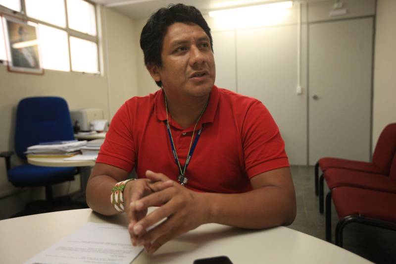 Entre o conjunto de políticas públicas hoje acessíveis aos índios, a educação é basilar. Com ensino médio implantado em diversas comunidades, entre elas Tembé e Gavião, e um curso de nível superior, o Pará promoveu avanços históricos para a comunidade indígena. “São conquistas do movimento, evidenciadas e também impulsionadas pela semana de São Félix, mas precisamos avançar mais. Hoje já temos acesso a muitas políticas públicas que antes nos eram negadas, graças ao trabalho comprometido do governo do Estado e à força do índio na sociedade”, reconhece Mydjere Kayapó, coordenador de Educação Indígena da Secretaria de Estado de Educação (Seduc). Hoje, o Estado atende quatro mil índios no ensino médio, nas modalidades regular e modular. Durante a Semana dos Povos Indígenas, Mydjere Kayapó vai fazer um apanhado da política de educação indígena no Estado e responder às demandas apresentadas pelos povos, entre elas a implantação da Educação de Jovens e Adultos (EJA) e o projeto Mundiar, que combate a evasão escolar e trabalha para diminuir a chamada distorção de idade e série. “É pela educação que vamos fincar mais bandeiras em espaços da sociedade”, afirma.
FOTO: CARLO SODRÉ / AG. PARÁ
DATA: 09.04.2018
BELÉM - PARÁ <div class='credito_fotos'>Foto: Carlos Sodré/Agência Pará | <a href='/midias/2018/originais/1d0474fc-09af-4bf4-be84-a0363b22cd0c.jpg' download><i class='fa-solid fa-download'></i> Download</a></div>