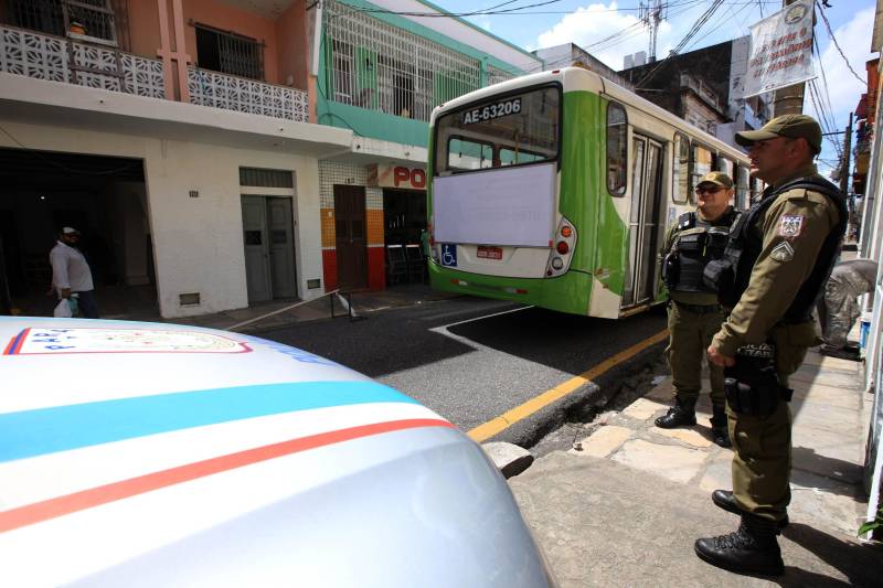 Mais do que um policial, um amigo. É assim que cerca de 1.700 moradores de oito bairros de Belém passaram a enxergar o policial militar. A mudança de paradigma acontece três anos depois da criação do projeto “Vizinhança em Alerta”. A iniciativa surgiu a partir de uma demanda apresentada ao 2º Batalhão da Polícia Militar pelos moradores da Cidade Velha, primeiro bairro atendido pelo programa. O prédio fica na rua Dr. Assis, ao lado da Igreja da Sé, e foi cedido por tempo indeterminado. O local está sendo reformado para melhor atender os militares.
FOTO: MÁCIO FERREIRA / AG. PARÁ
DATA: 15.03.2018
BELÉM - PARÁ <div class='credito_fotos'>Foto: MÁCIO FERREIRA/ AG. PARÁ | <a href='/midias/2018/originais/1d06b934-b6a6-4ab9-b401-26db8b98bca1.jpg' download><i class='fa-solid fa-download'></i> Download</a></div>